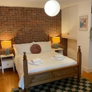 https://rock-studio-2bd-free-parking-5min-to-city-centre.yorkshirehotels.net